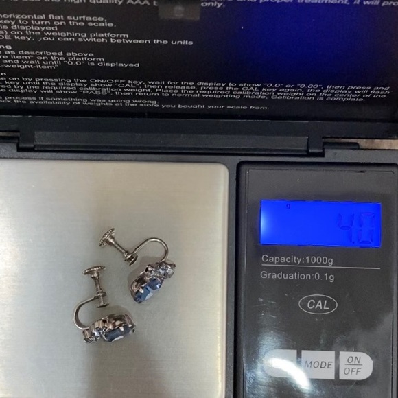 Vintage Unsigned Blue Topaz Heart-shaped Rhinestones Screw Back Earrings - Picture 10 of 10